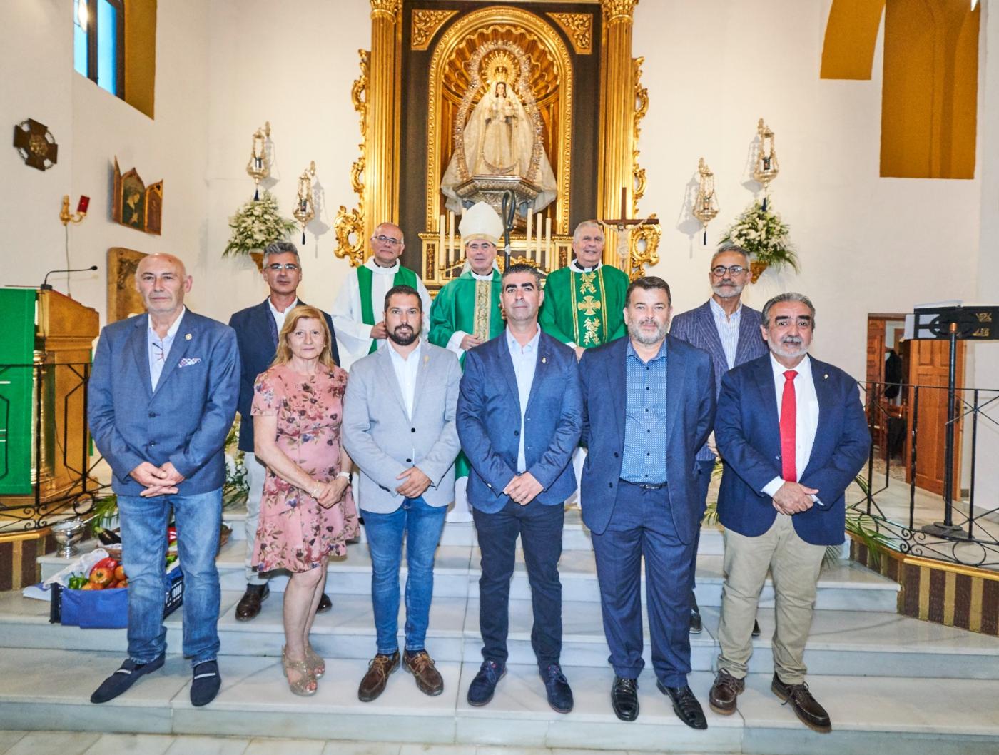 D. Jesús visita la parroquia de Maro y la Cueva de Nerja