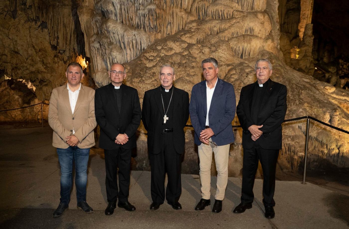 D. Jesús visita la parroquia de Maro y la Cueva de Nerja