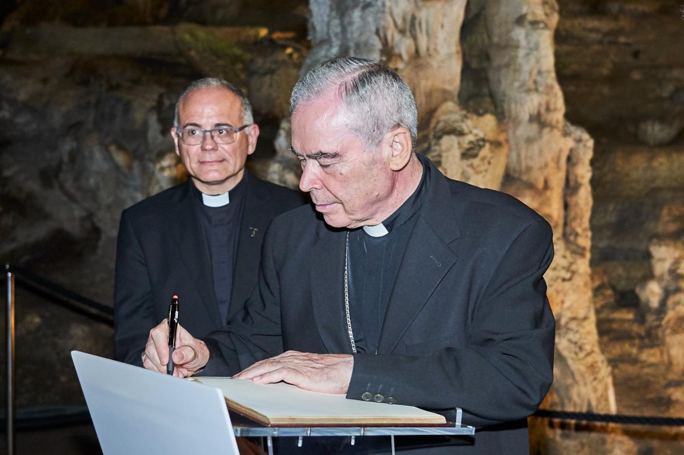 D. Jesús visita la parroquia de Maro y la Cueva de Nerja