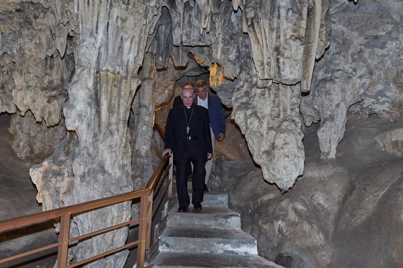 D. Jesús visita la parroquia de Maro y la Cueva de Nerja