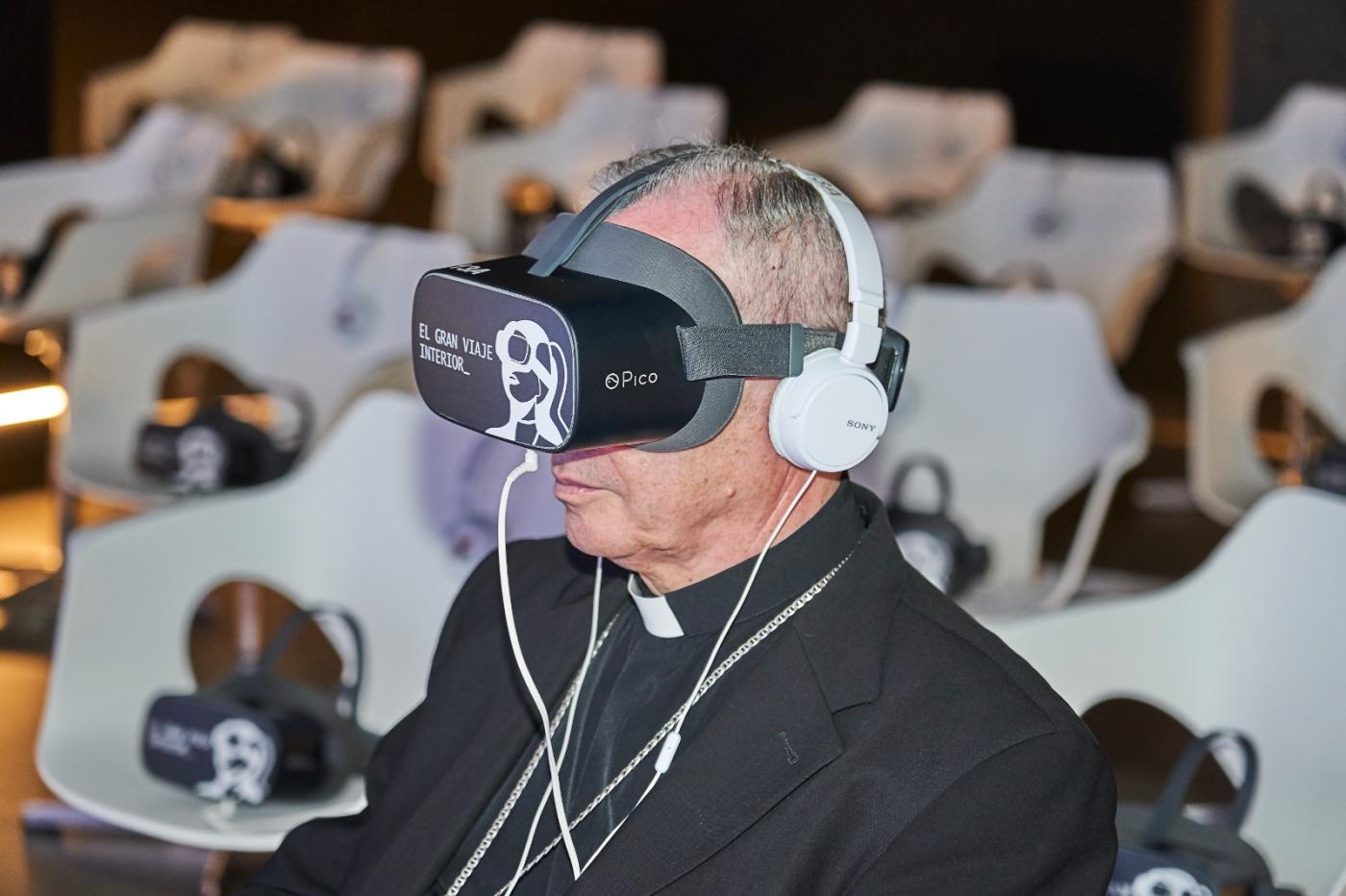 D. Jesús visita la parroquia de Maro y la Cueva de Nerja