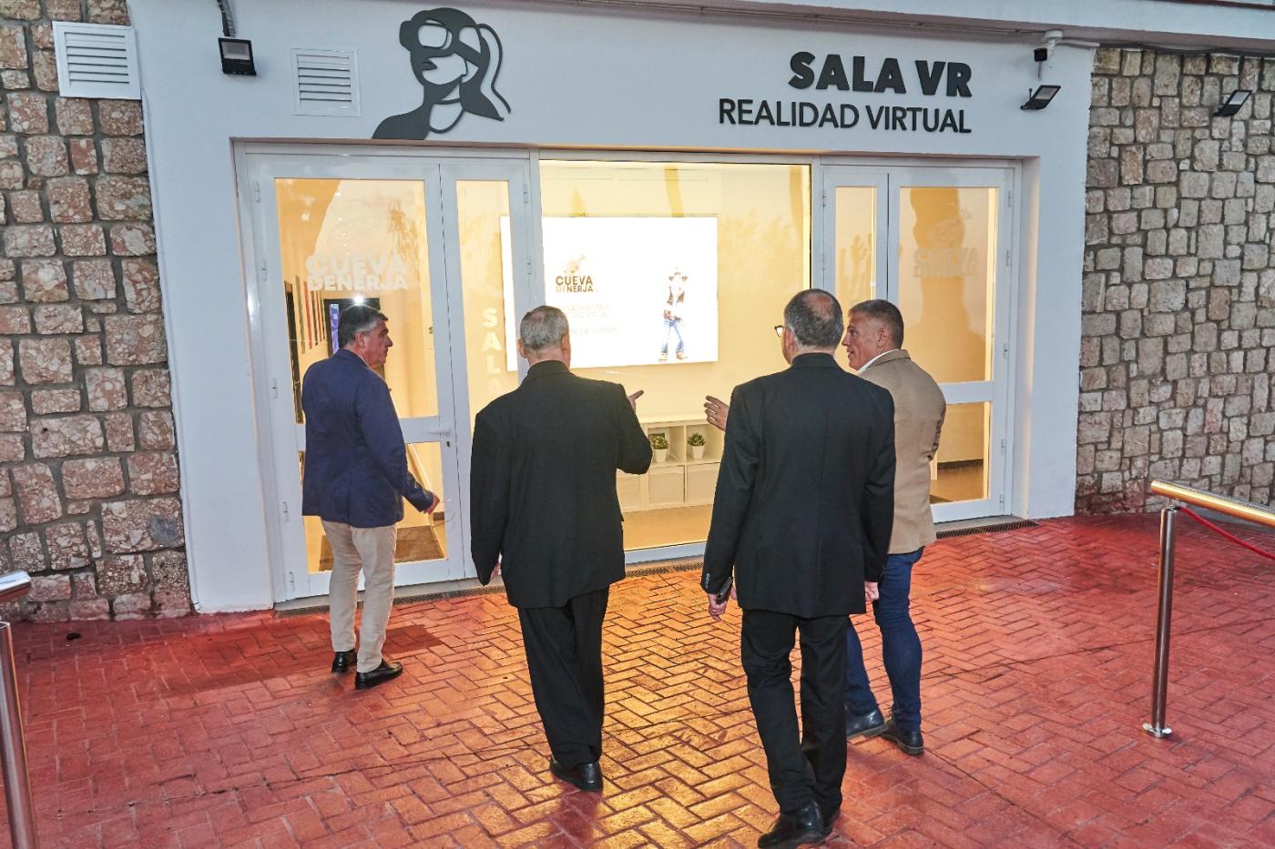 D. Jesús visita la parroquia de Maro y la Cueva de Nerja