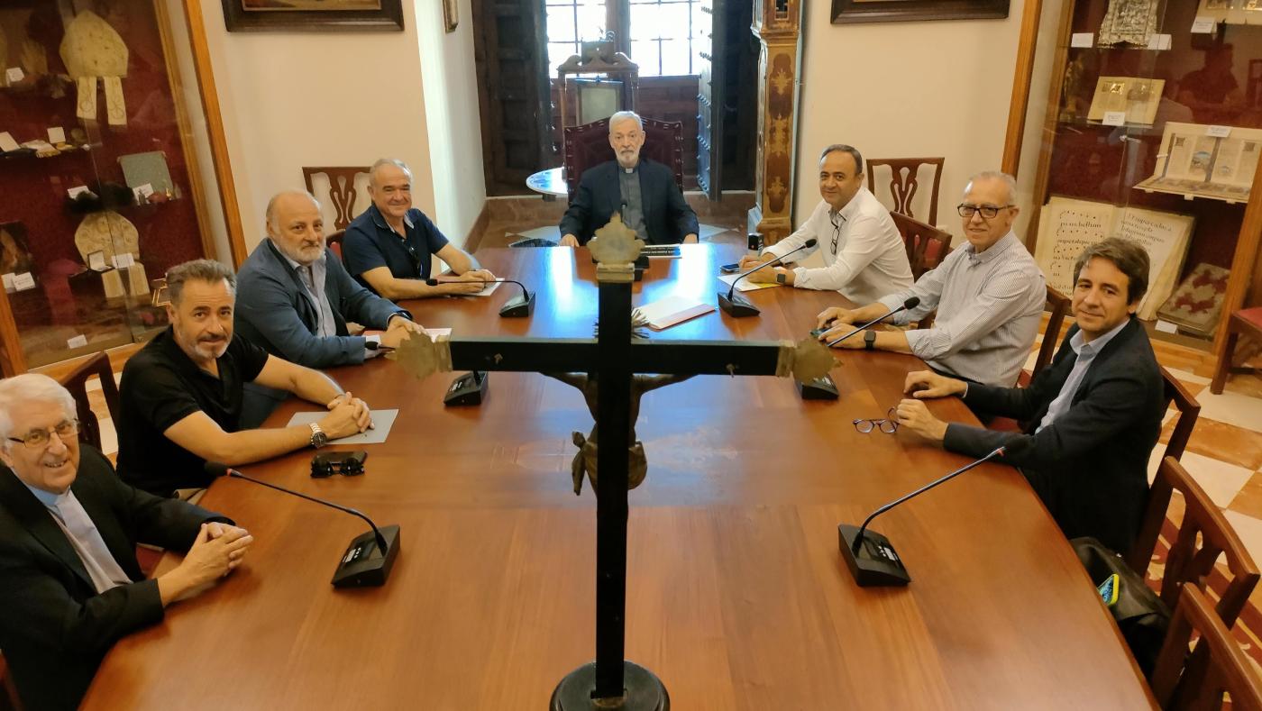 Asistentes a la firma del contrato de obras del tejado de la Catedral en la sala capitular