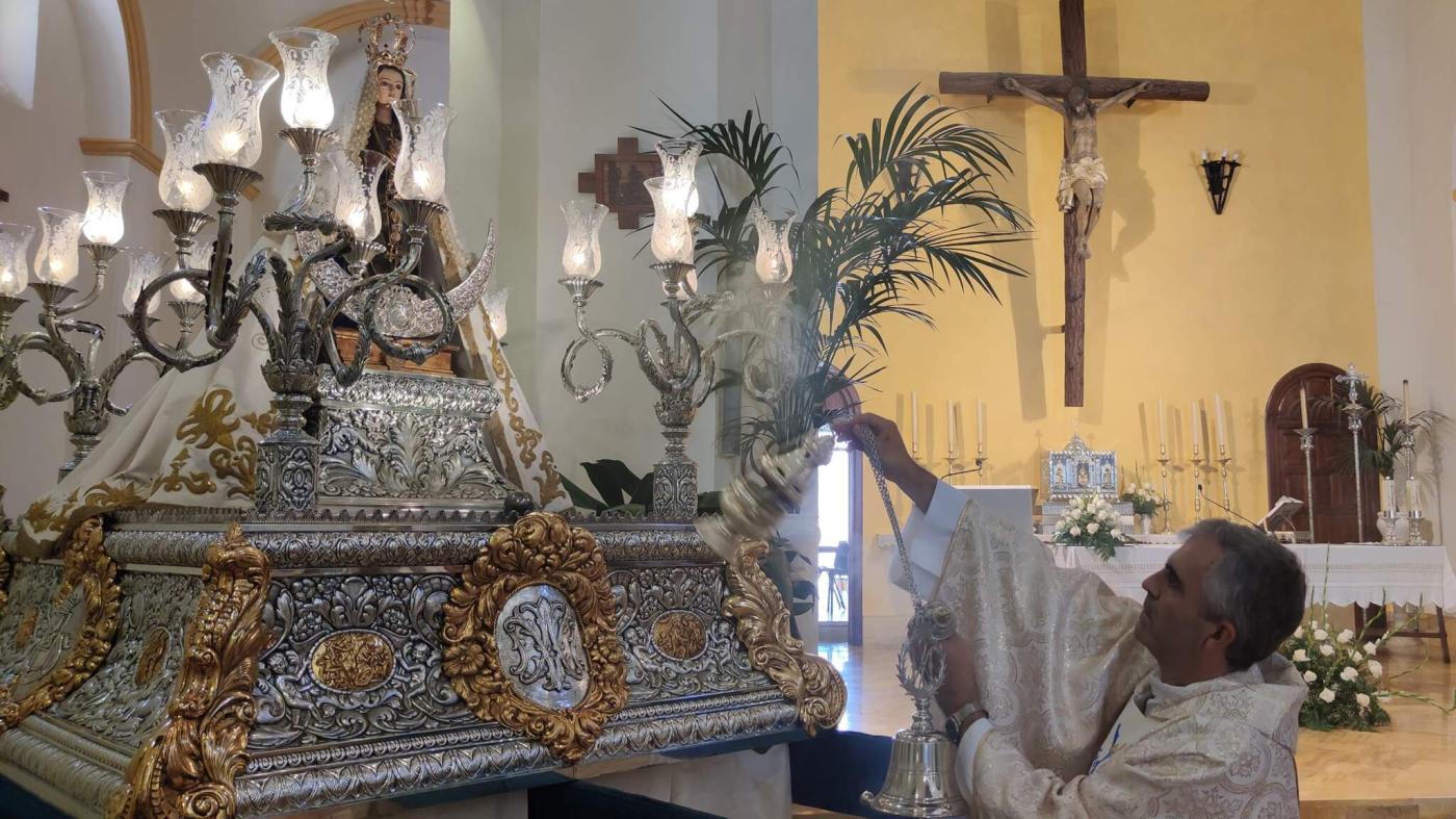 El parroco de Torrox, Miguel Antequera, durante la celebración del día de la patrona