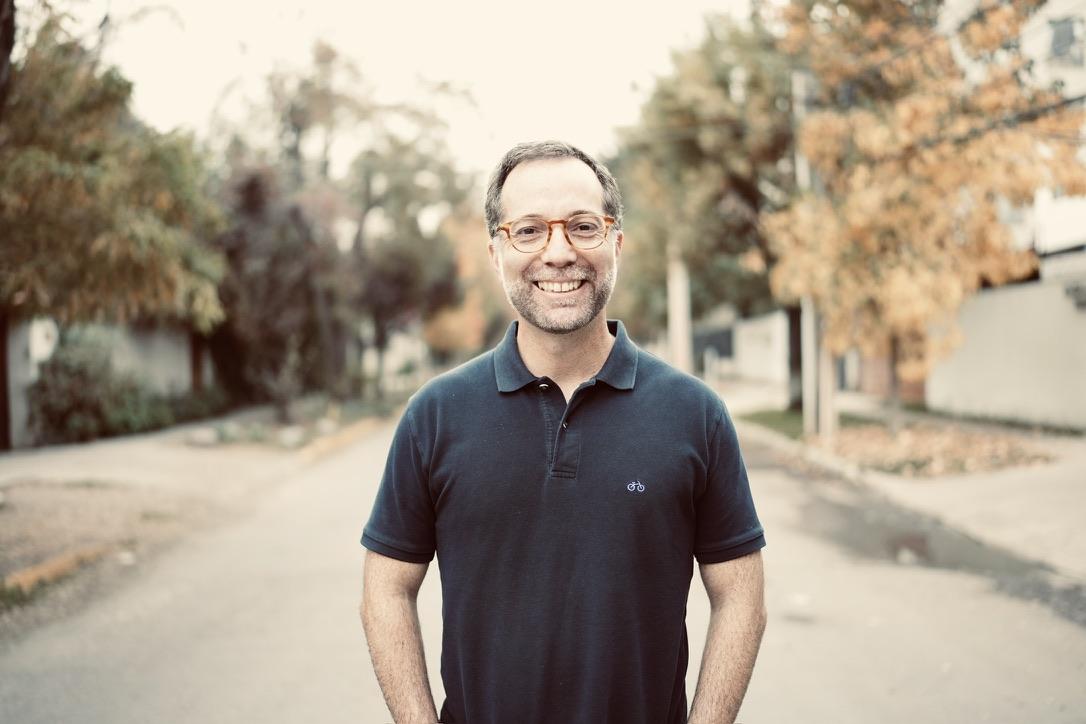 Cristobal Fones sj: «Canto porque es mi manera de amar»