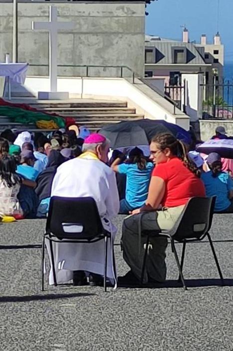 Mons. Catalá imparte el sacramento de la reconciliación a jóvenes participantes en la JMJ