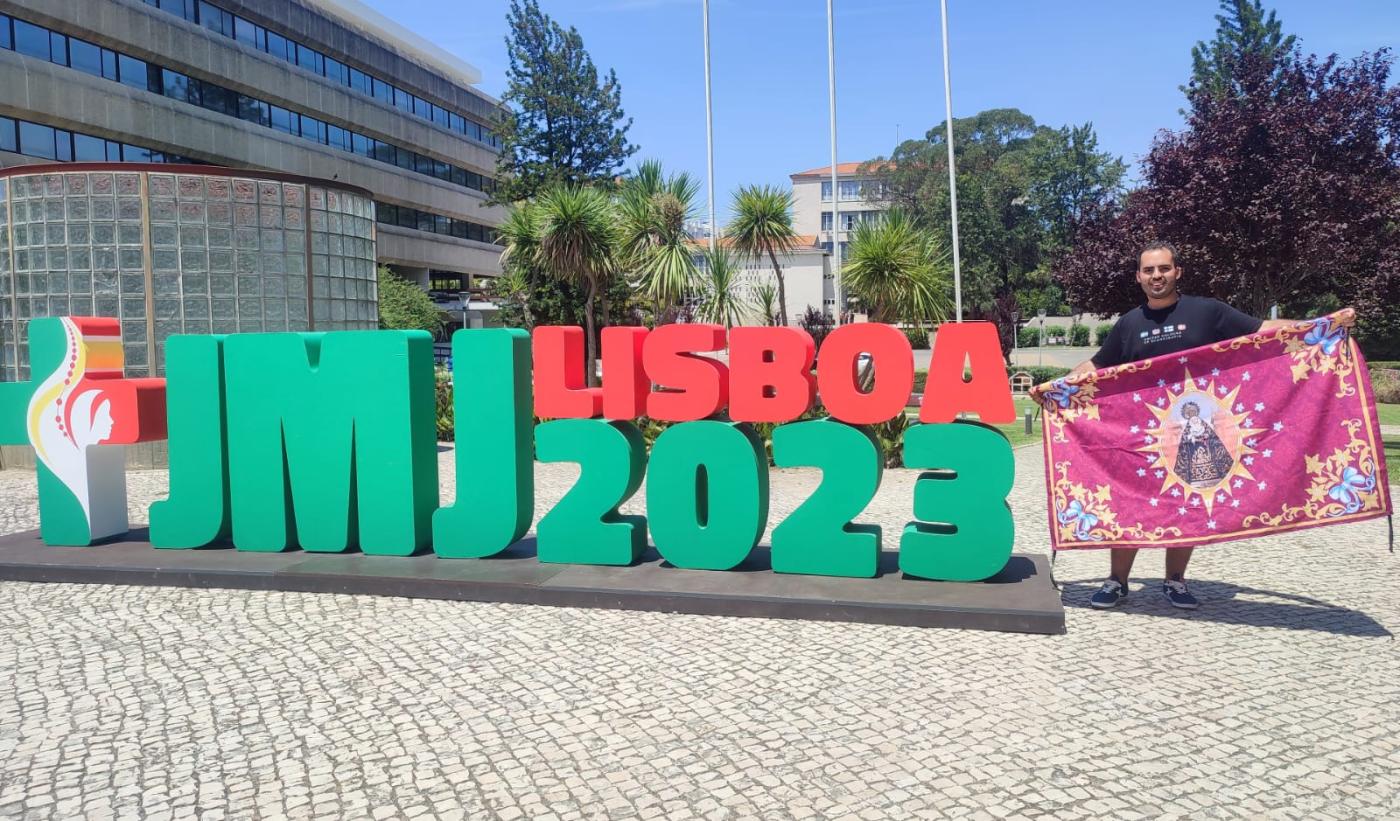 José Manuel Leiva con la bandera de la Hermandad de la Mediadora a la que pertenece