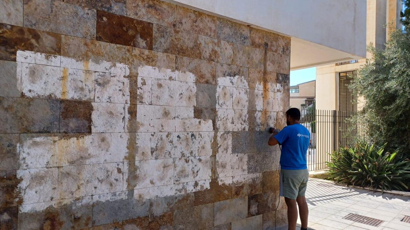 La parroquia de Cerrado Calderón rehabilita su fachada