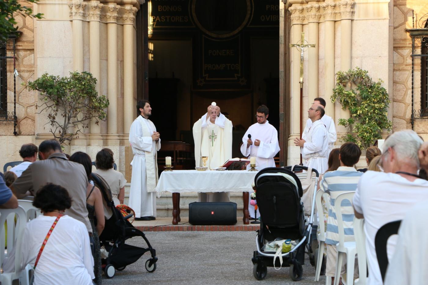 Eucaristía de El Familión delante de la capilla del Buen Pastor //KSA