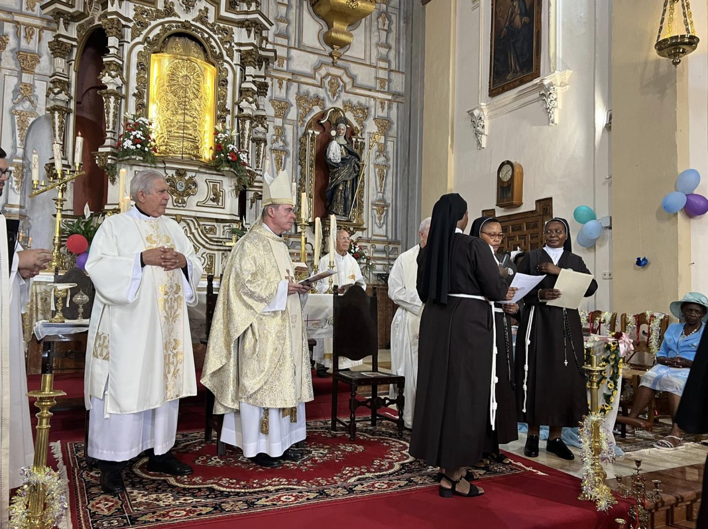 Mons. Catalá acompañó a Sor Christine y Sor Jackline en sus bodas de plata como consagradas