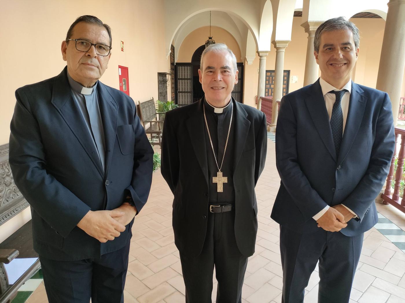 Rafael Carmona y Marcos Balboteo junto al Sr. Obispo