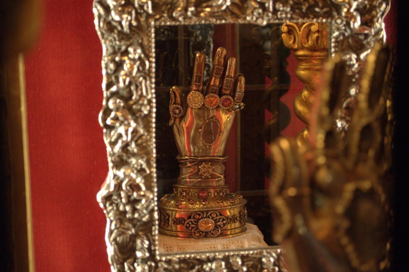 La mano de Santa Teresa saldrá de Ronda temporalmente para ser estudiada junto al resto de sus reliquias