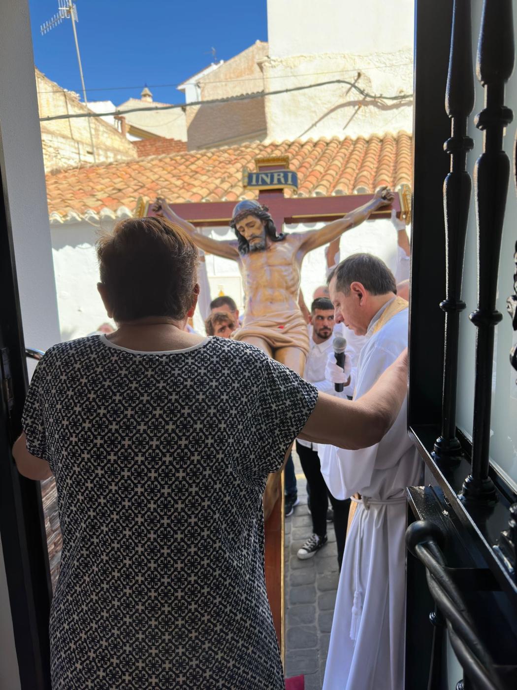 El Cristo de la Salud visita a los enfermos y mayores de Benamocarra