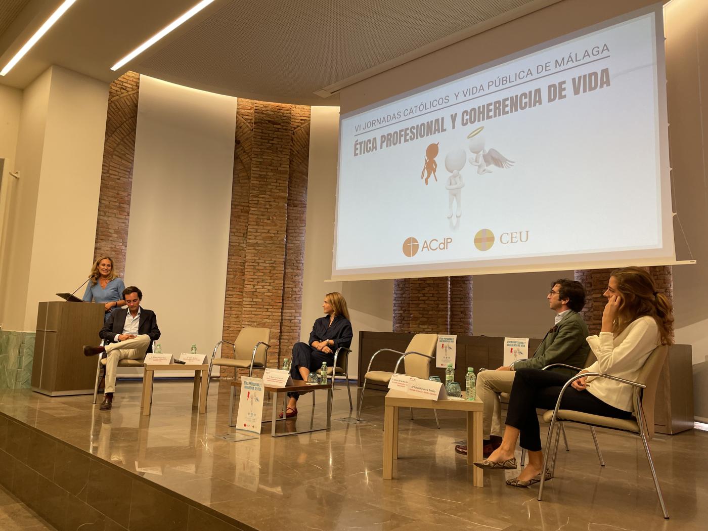 ¿Hacia dónde va el ser humano? Es la pregunta con la que concluyeron las jornadas de ética profesional y coherencia de vida