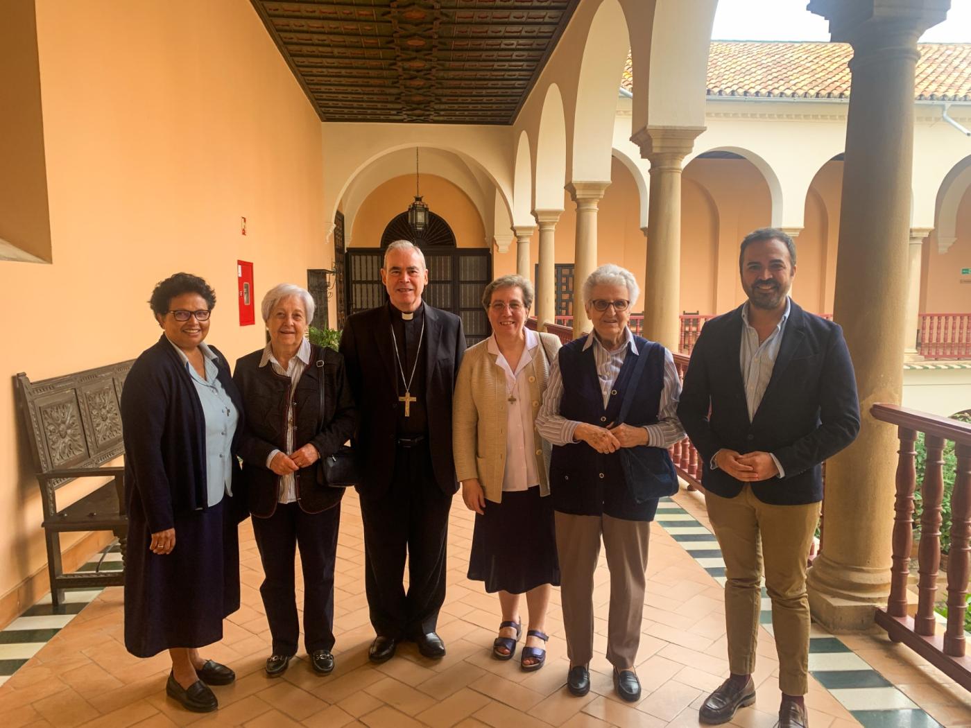 Las Misioneras Cruzadas y su Madre General se encuentran con el Obispo