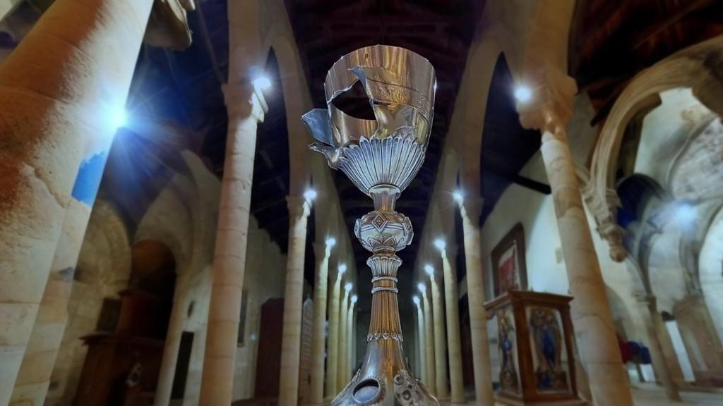 Visita Málaga un cáliz profanado por el Daesh en Irak