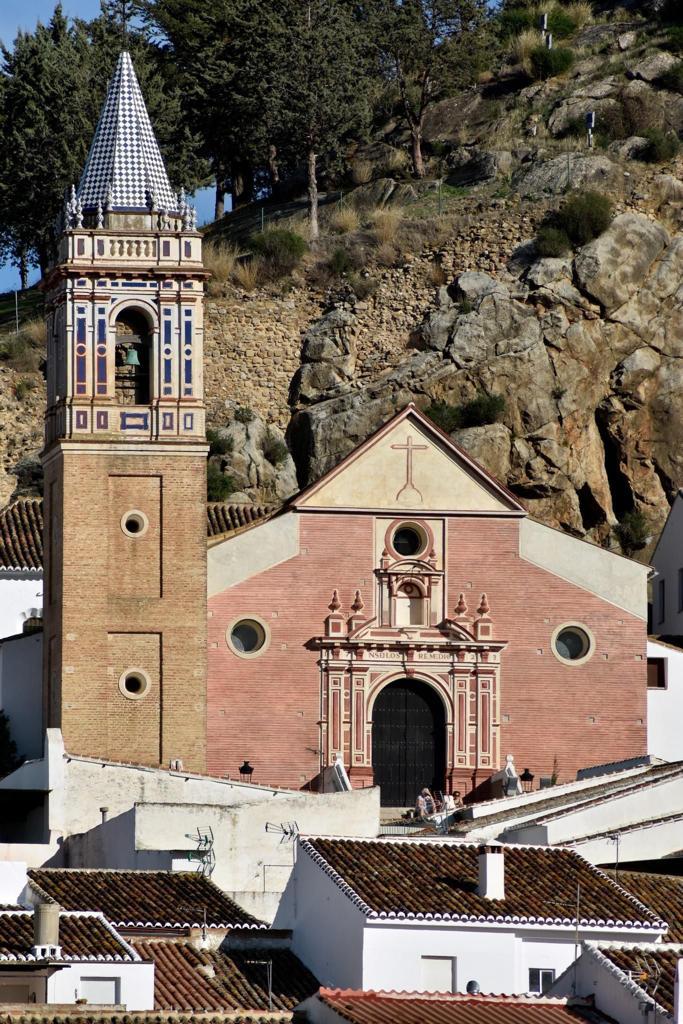 Así luce la parroquia de los Remedios de Ardales tras la restauración de su fachada