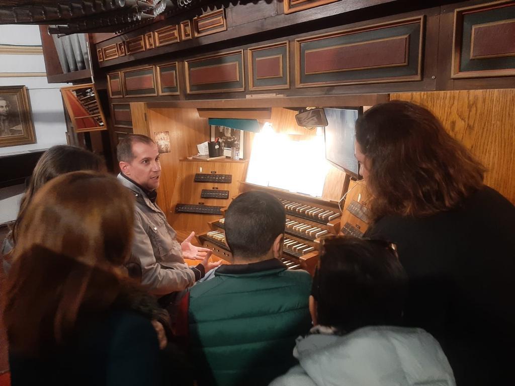 Visita de miembros de la ONCE a la parroquia de la Encarnación de Marbella con motivo de la fiesta de Santa Lucía