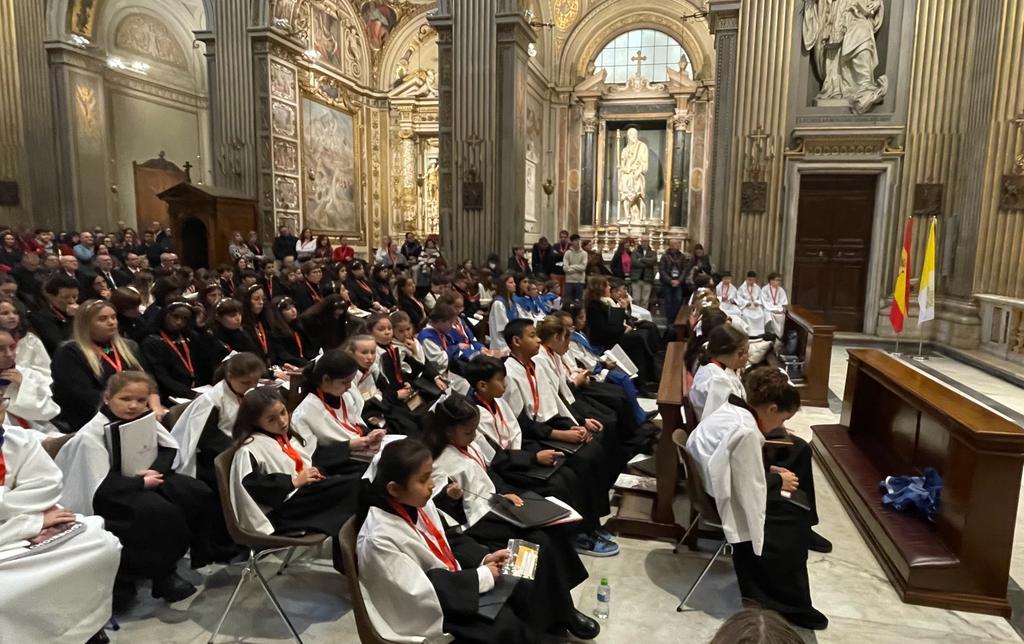 Escolanía de la Encarnación de Marbella en la Iglesia Española de Monserrat