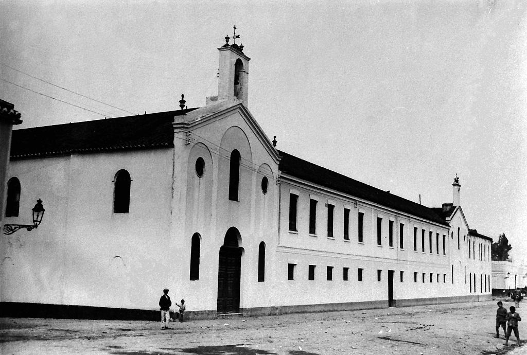 Fachada del colegio desde la esquina de la iglesia