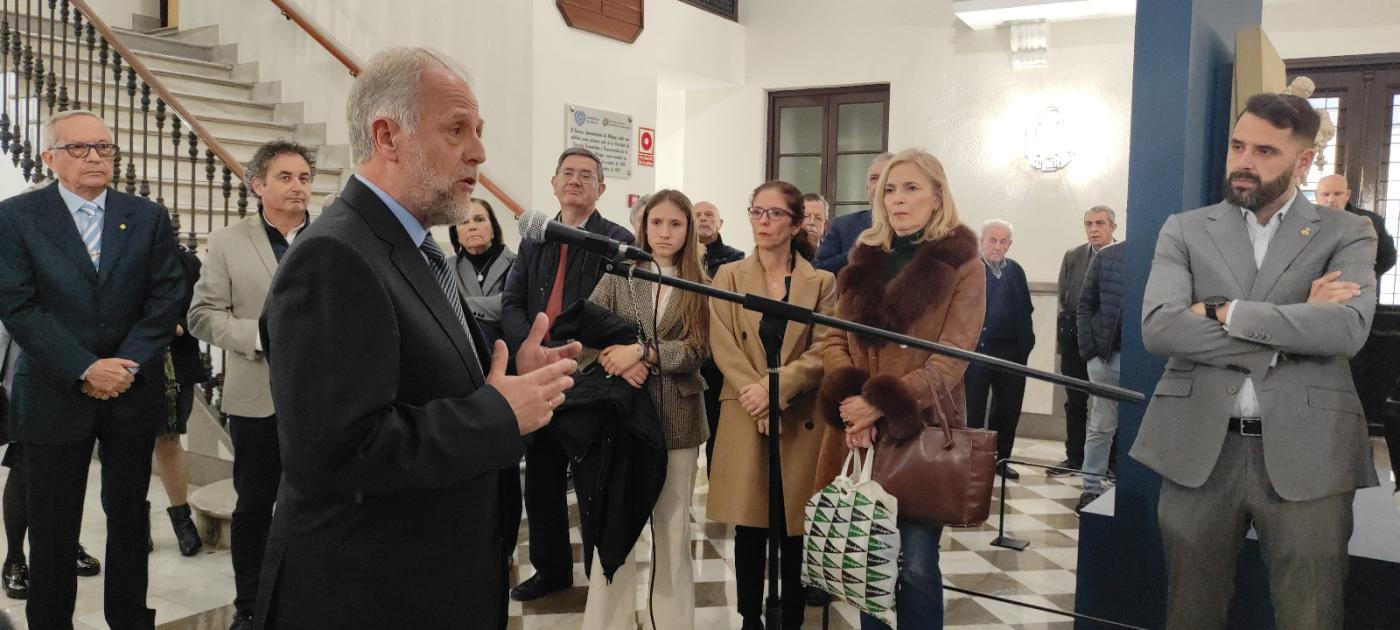 El comisario de la exposición, José María de las Peñas, durante la inauguración// J DURAN