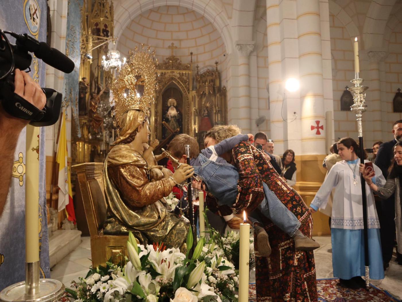 Los melillenses presentan sus bebés a Nuestra Señora de la Victoria