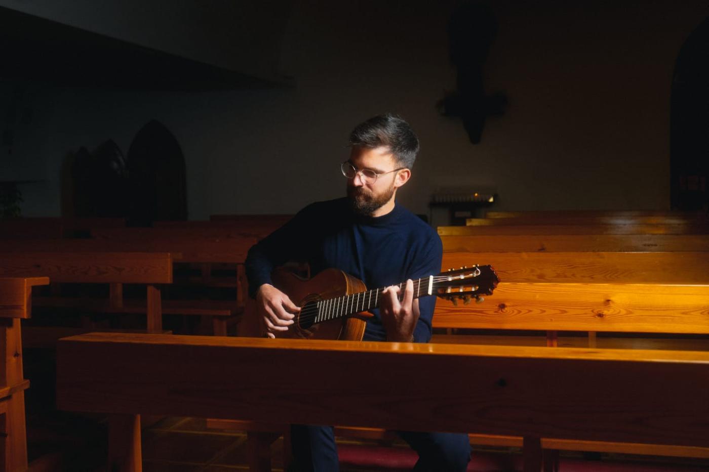 Juan Baena presenta "Tu luz en mi noche" en concierto