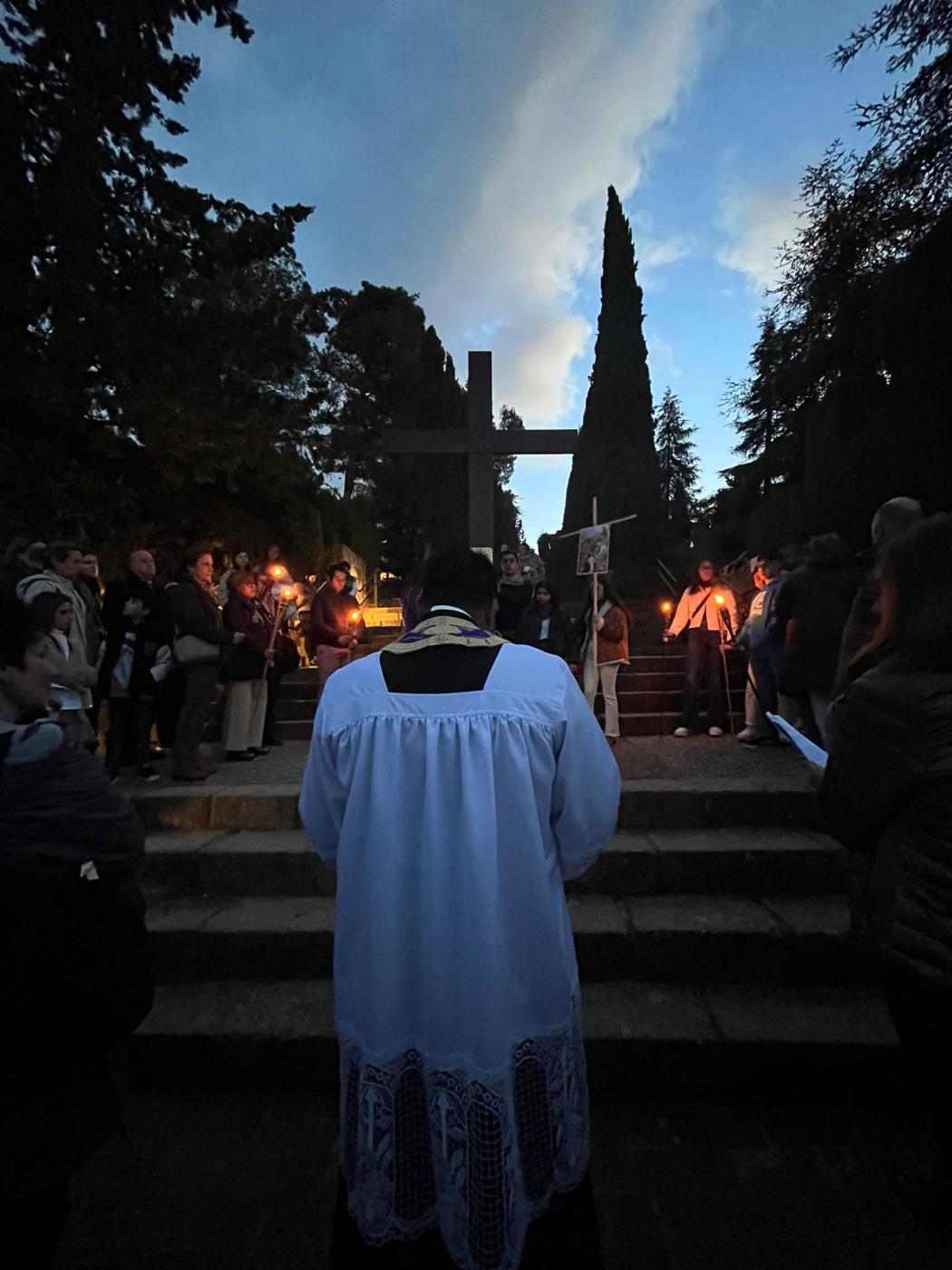 Los jóvenes de Antequera comienzan la Cuaresma con un Via Crucis por la Alcazaba