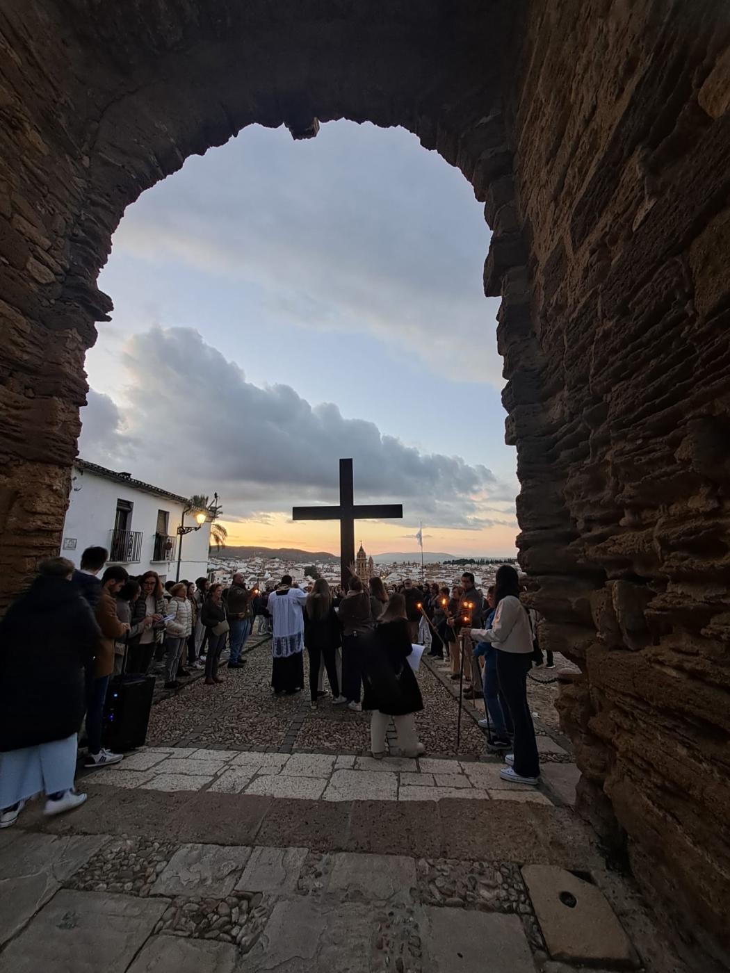 Los jóvenes de Antequera comienzan la Cuaresma con un Via Crucis por la Alcazaba