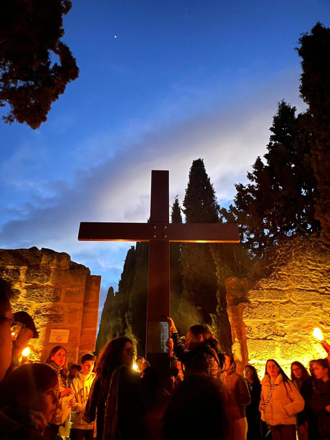 Los jóvenes de Antequera comienzan la Cuaresma con un Via Crucis por la Alcazaba