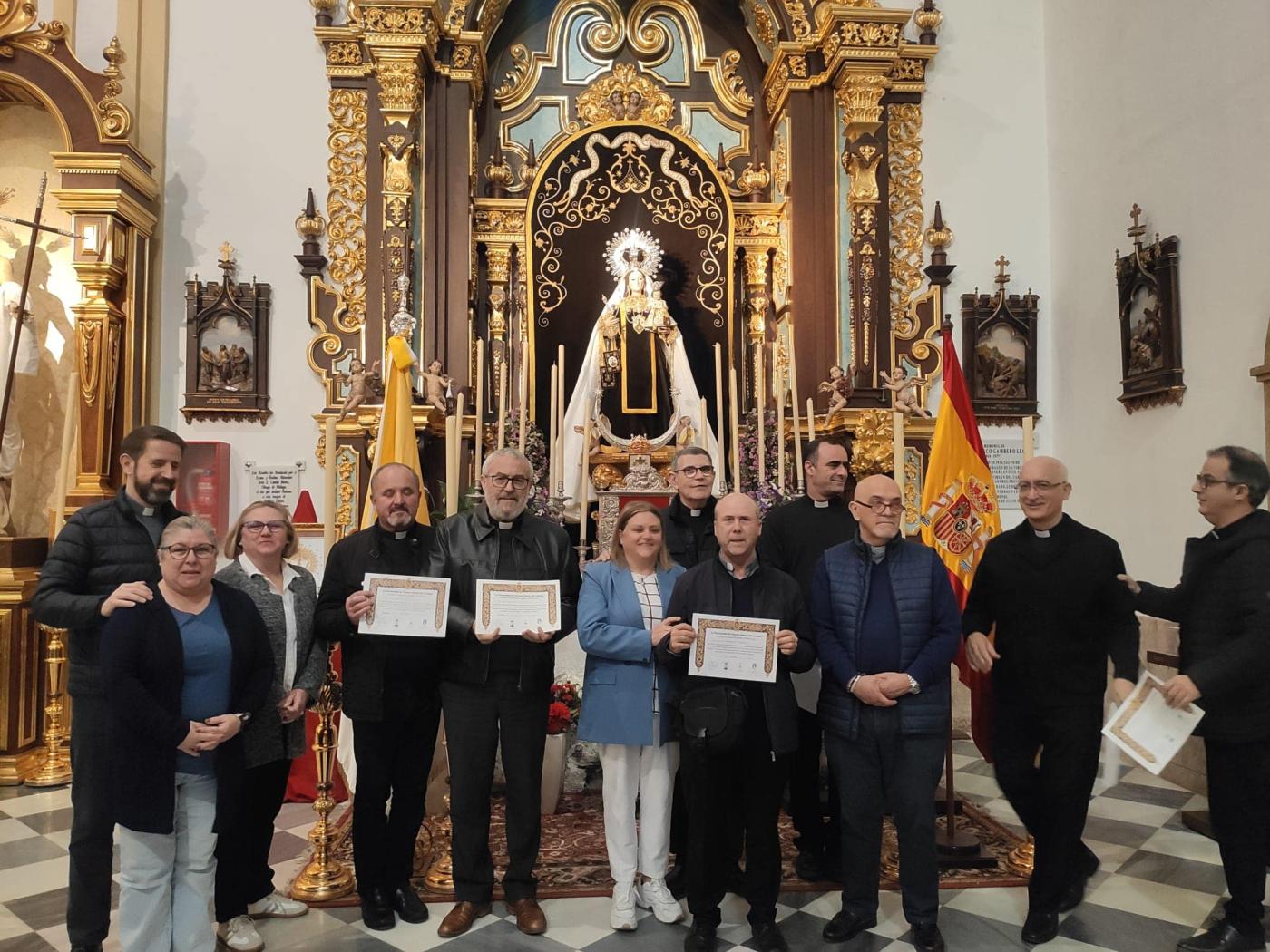 Sacerdotes del arciprestazgo de Marbella-Estepona, junto a miembros de la Hermandad del Carmen, con el diploma acreditativo de su participación en el Jubileo