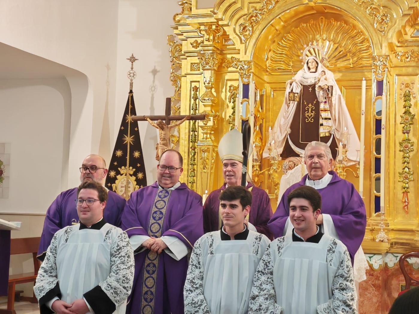 «Nuestra pequeña iglesia es un mar sin orillas en el que muchos se paran para venerar a Ntra. Sra. del Carmen»