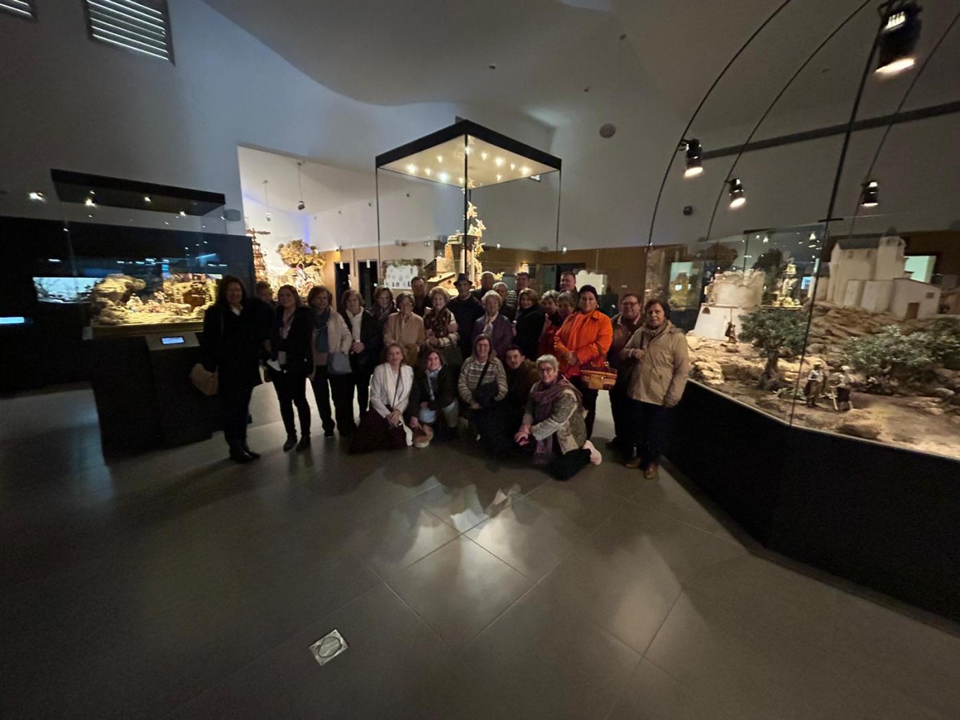 La parroquia de San Juan Bautista de Coín visita la Pasión en el Museo de Belenes de Mollina