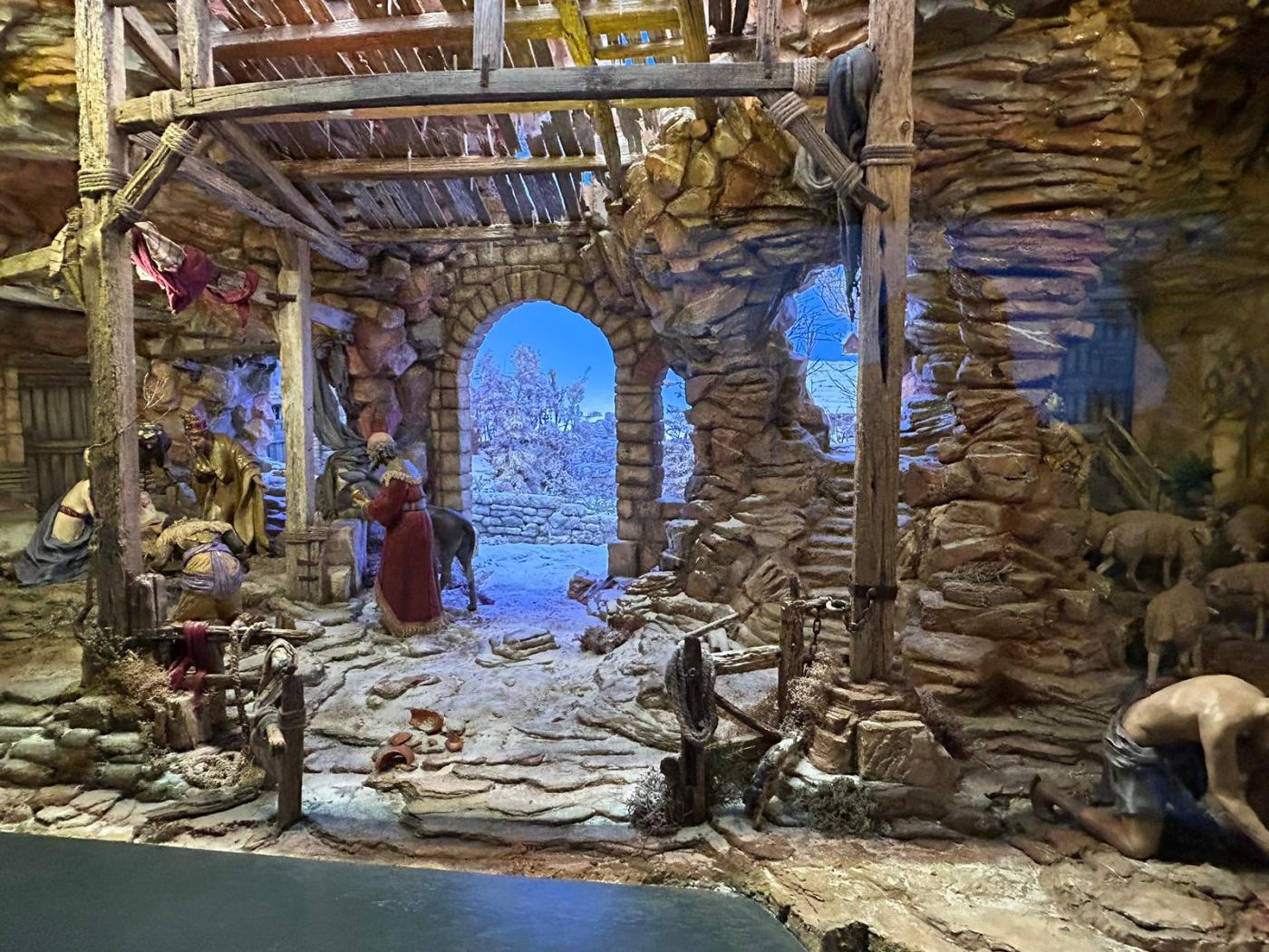 La parroquia de San Juan Bautista de Coín visita la Pasión en el Museo de Belenes de Mollina