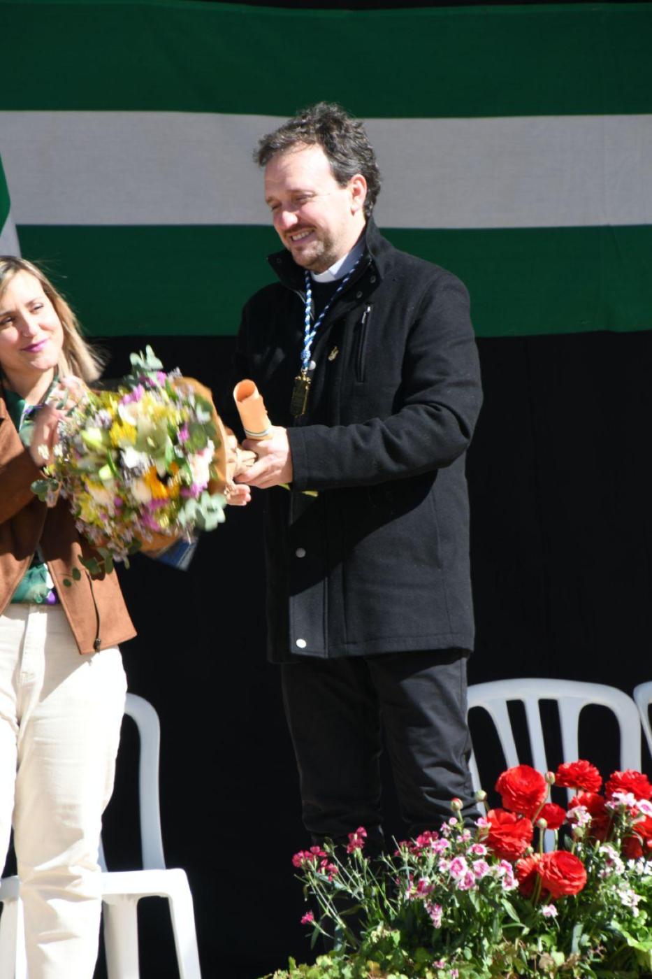 Entrega del reconocimiento como hijo adoptivo de Tolox al sacerdote José Luis Bellón