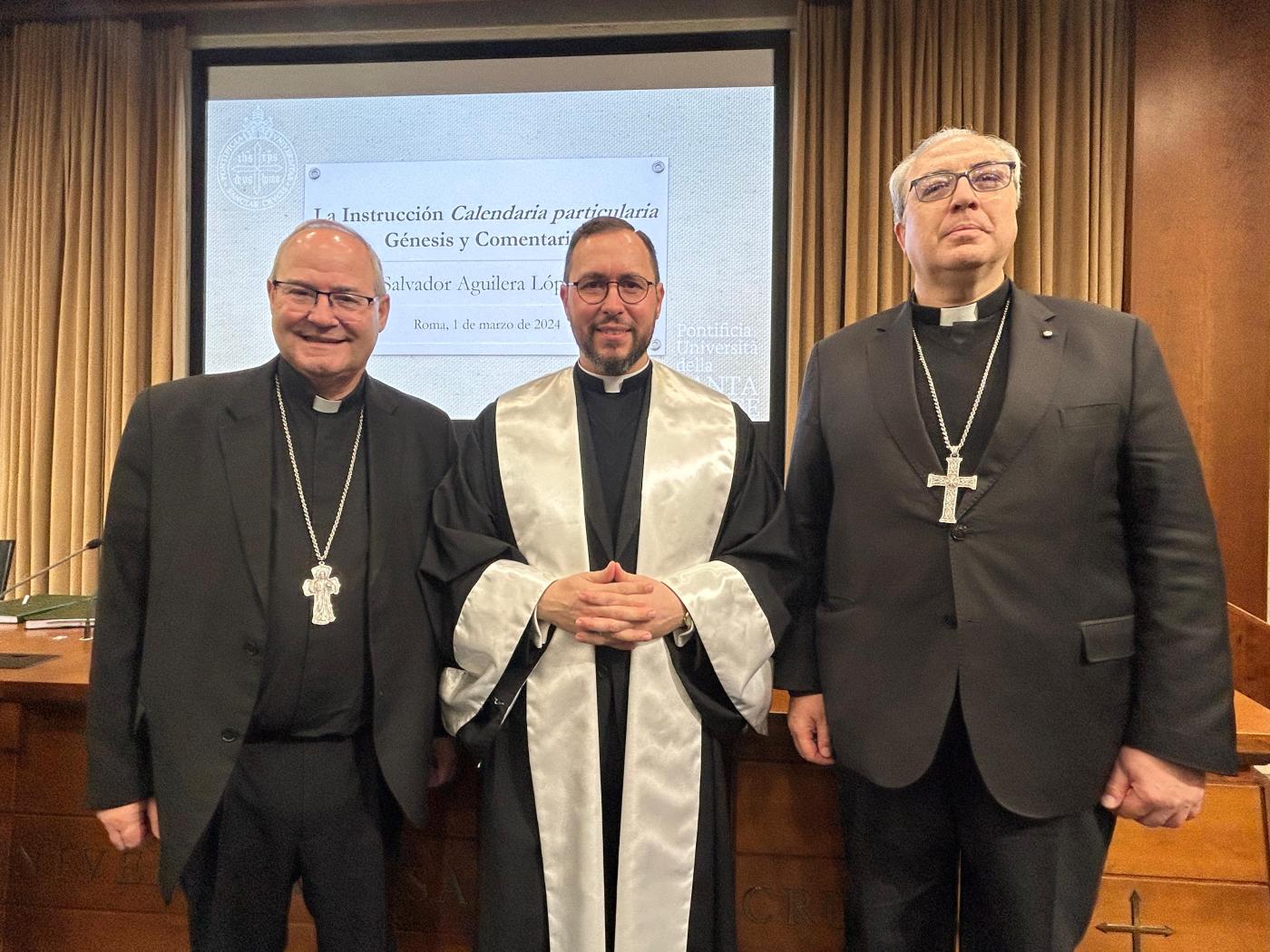 El sacerdote Salvador Aguilera, tras leer su tesis doctoral, acompañado de su arzobispo, Francisco Cerro, y de su obispo auxiliar, Francisco César García Magán
