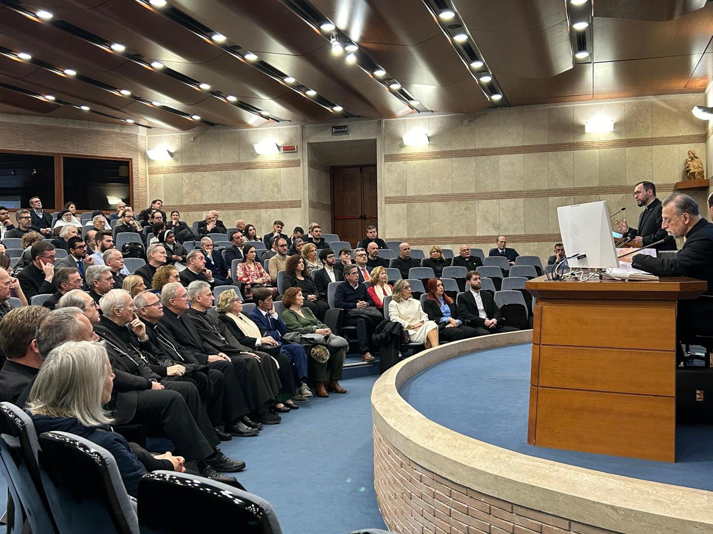 El sacerdote Salvador Aguilera, durante la lectura de su tesis doctoral