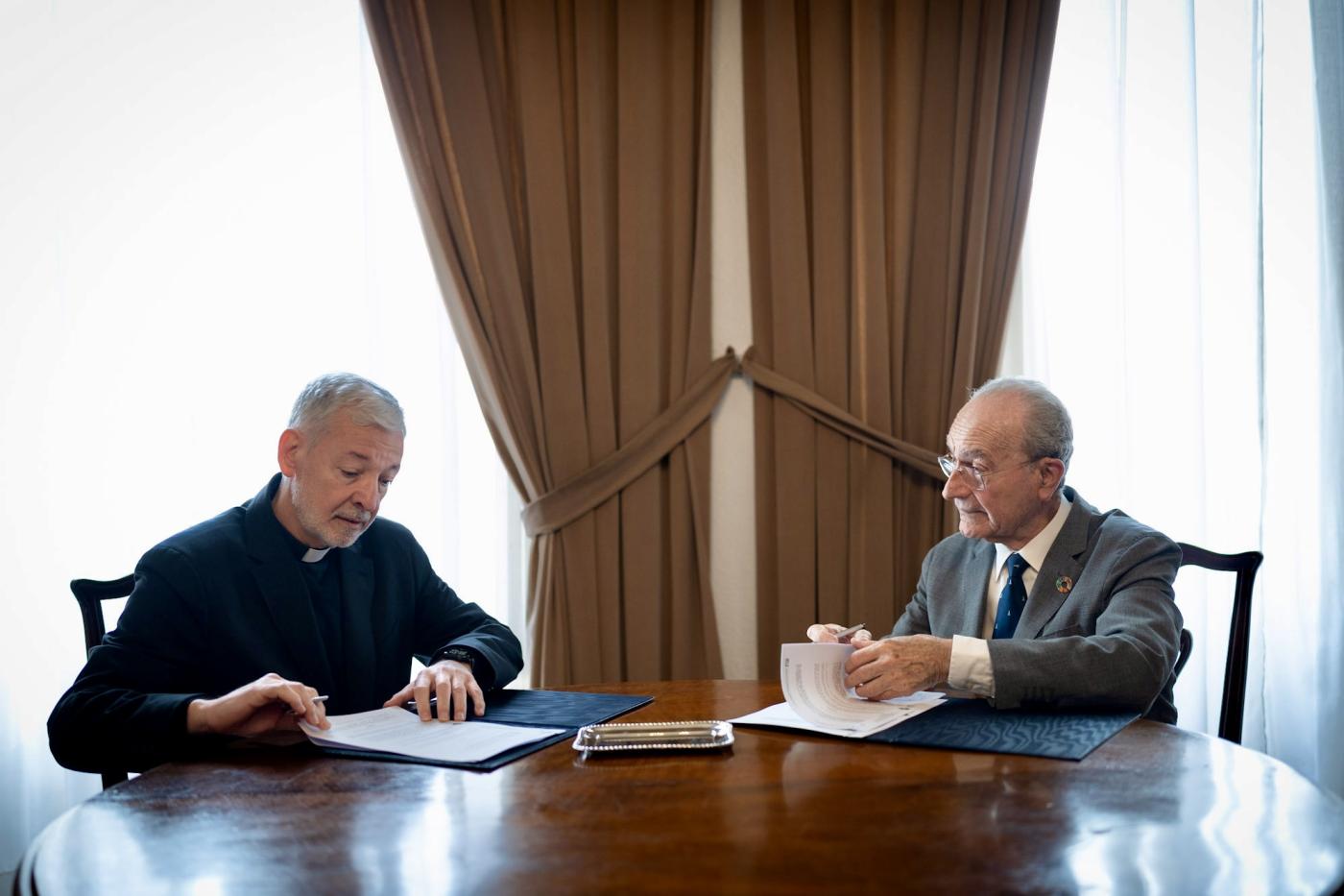 El deán de la Catedral y el alcalde de Málaga firman el convenio para subvencionar las obras de la Catedral. FOTO: AYUNTAMIENTO DE MÁLAGA