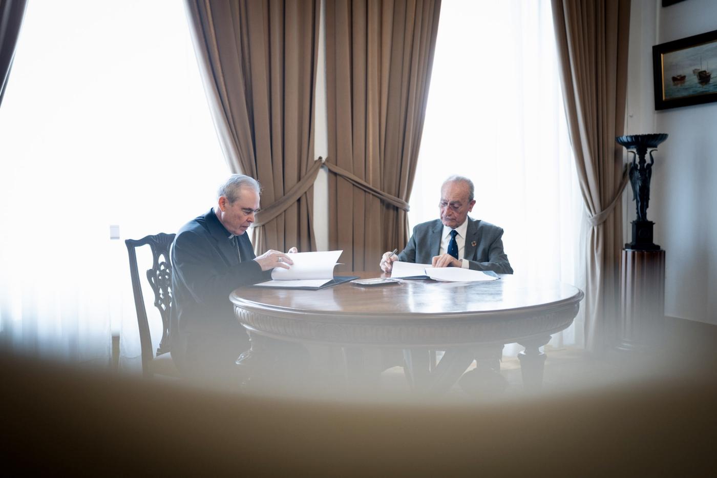 El obispo y el alcalde de Málaga firman el convenio para subvencionar las obras de la cripta de los Condes de Buenavista. FOTO: AYUNTAMIENTO DE MÁLAGA