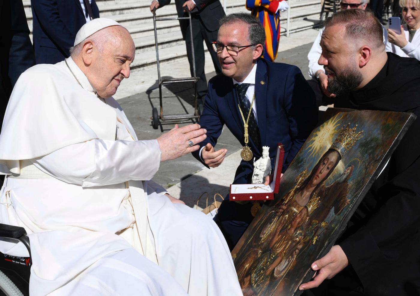 El Papa bendice una imagen de Santa María de la Victoria que se venera ya en Roma