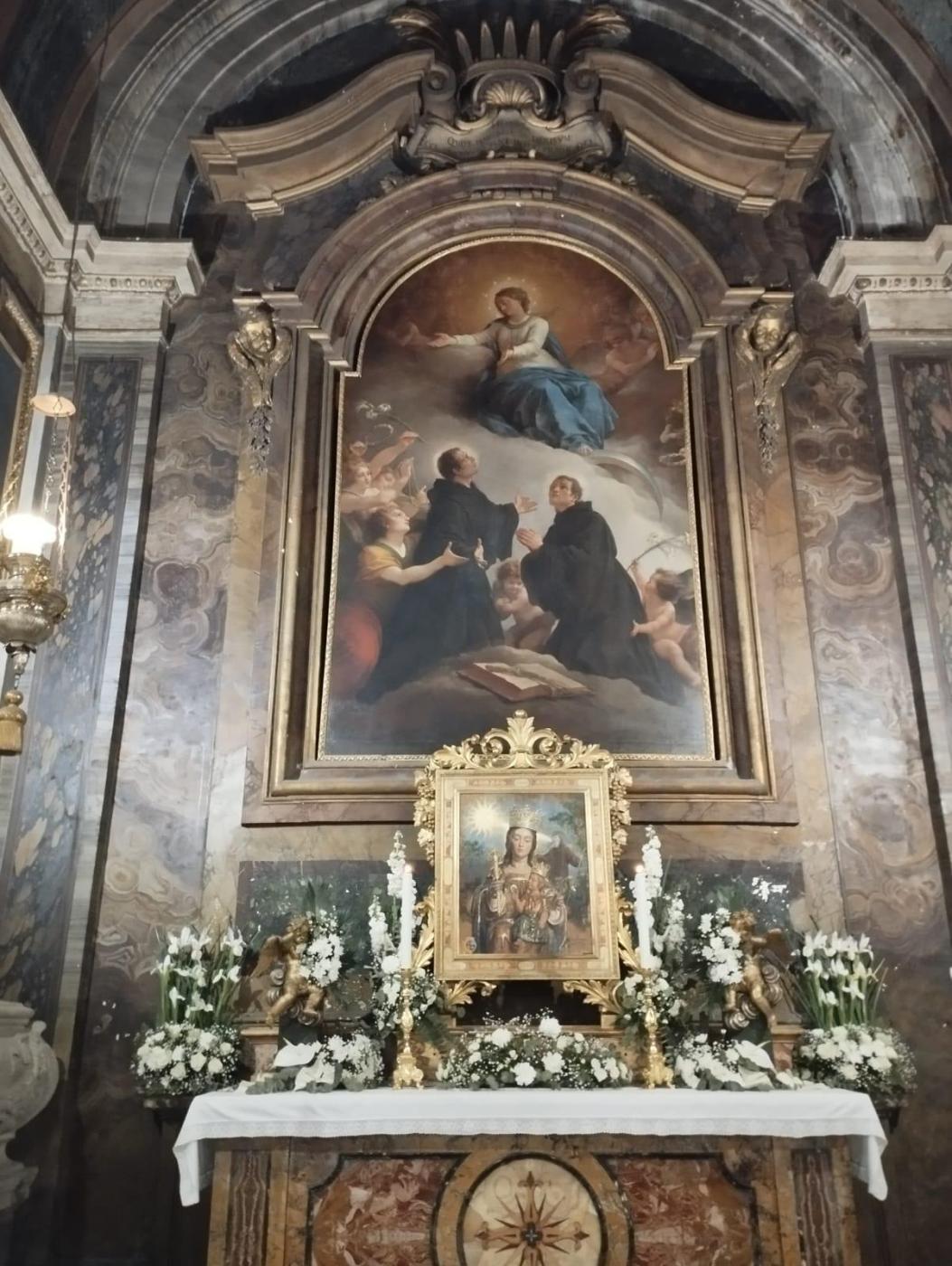 La imagen de la patrona de Málaga bendecida por el Papa se ha instalado en la capilla de los mártires de la Basílica de Sant’Andrea delle Fratte