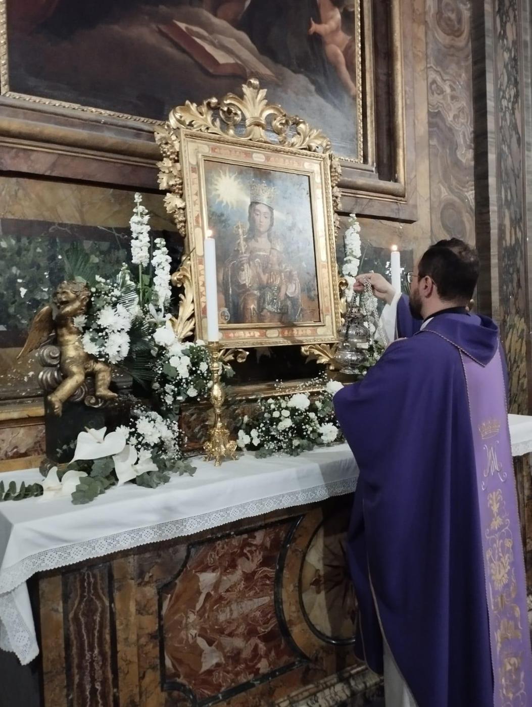 La imagen de la patrona de Málaga bendecida por el Papa se ha instalado en la capilla de los mártires de la Basílica de Sant’Andrea delle Fratte
