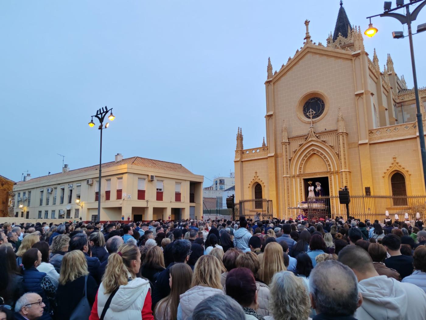 Misa del Alba 2024 a las puertas de la parroquia de San Pablo. FOTO: @cautivotrinidad