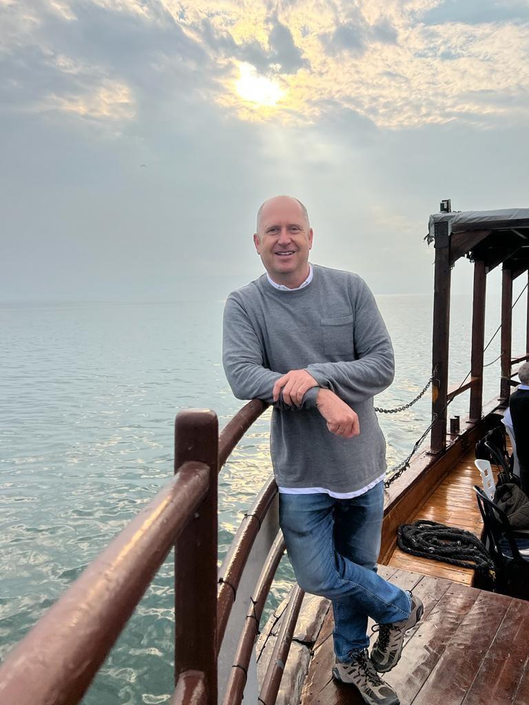 Toon Espinosa, director de Savitur, en el lago de Tiberiades