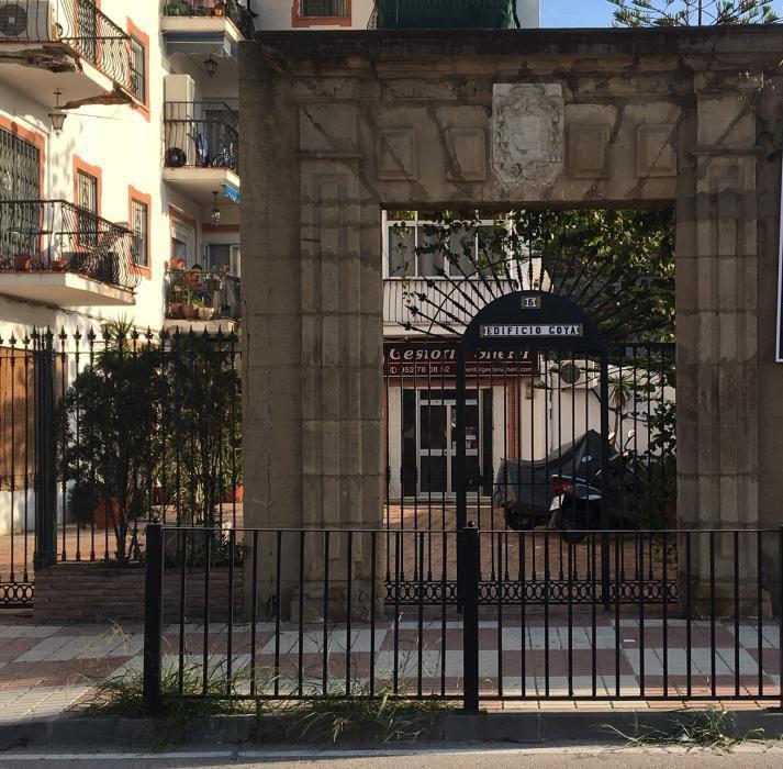 La fachada del Monasterio reemplazada en una urbanización de Marbella