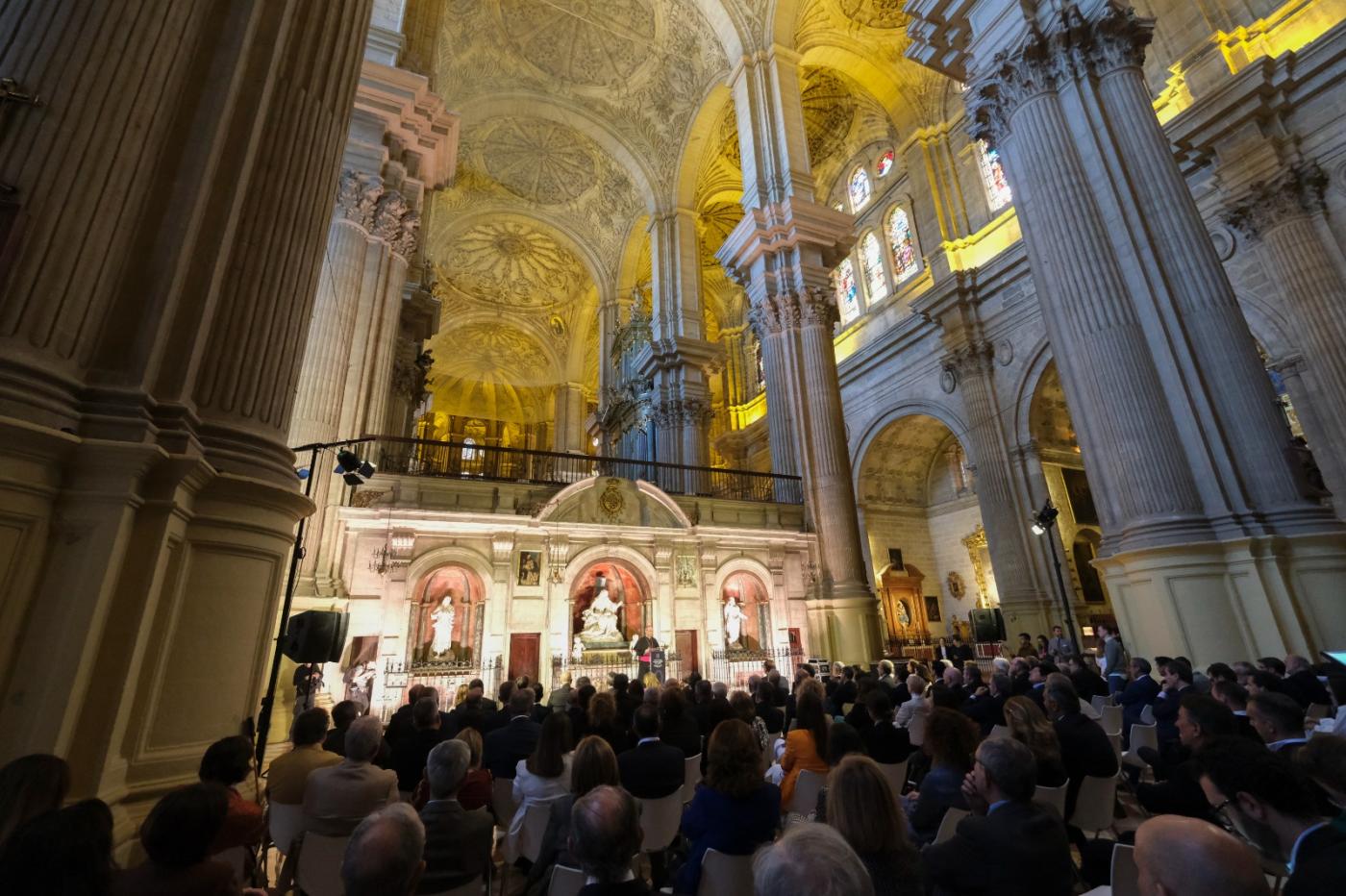 Durante el acto de la primera viga del tejado de la Catedral // F. SILVA