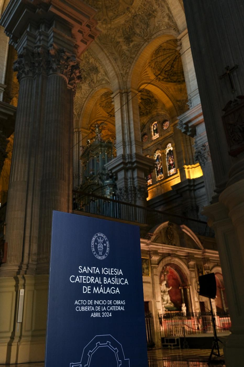 Detalle del acto de la primera viga del tejado de la Catedral // F. SILVA