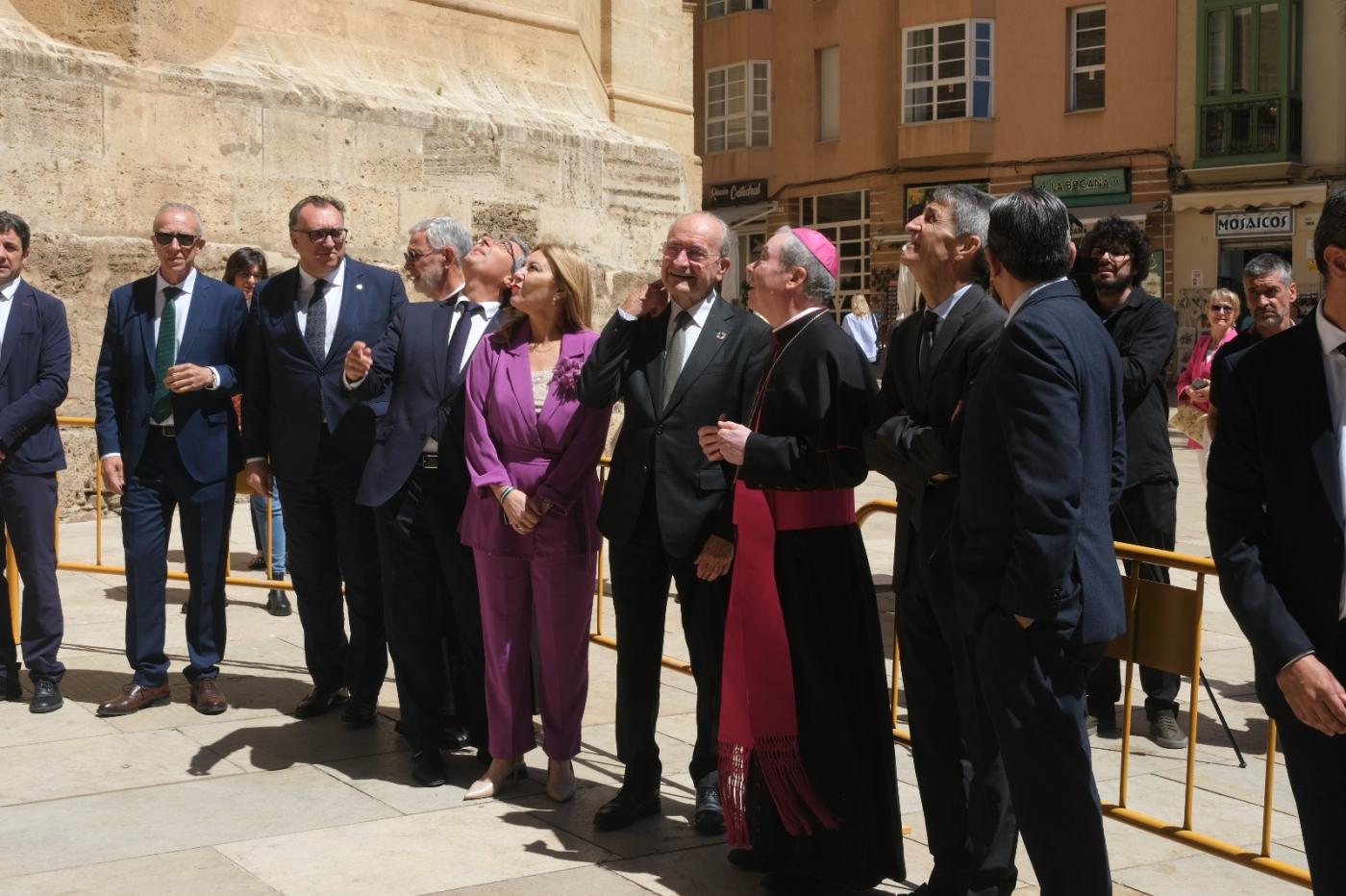 Momento del acto de izado de la primera de las vigas que conformarán la estructura del nuevo tejado de la Catedral de Málaga// F. SILVA