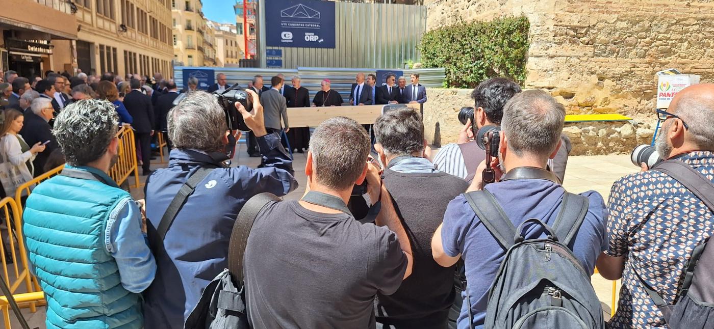 El acto de la primera viga del tejado de la Catedral contó con numerosa afluencia de Medios de Comunicación