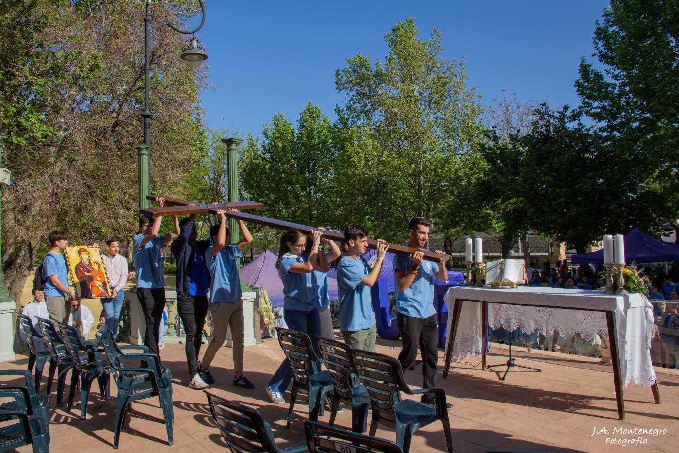Traslado de la Cruz de los Jóvenes hasta el lugar de la celebración de la Eucaristía